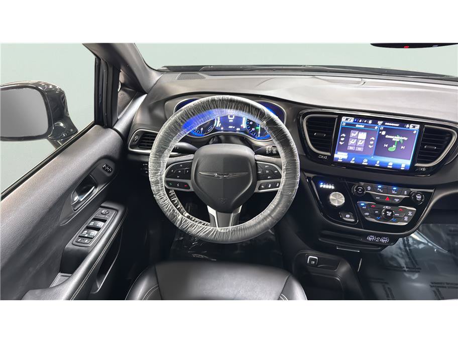 Used 2025 Chrysler Pacifica Select FWD image 31