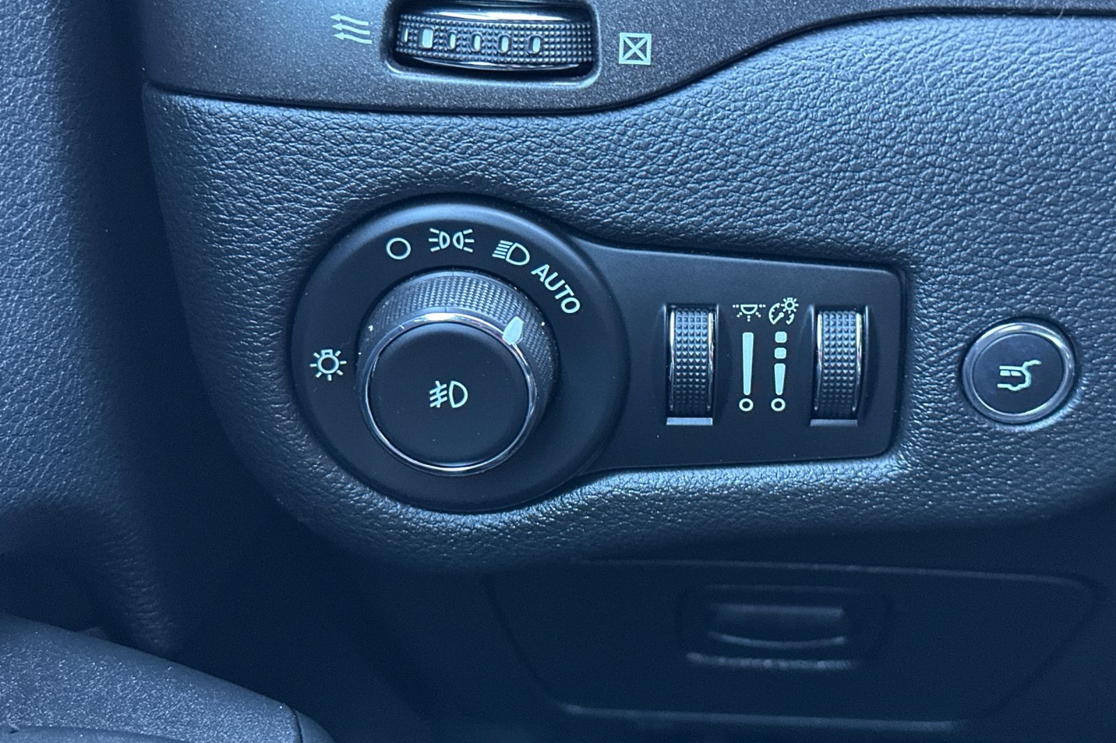 Used 2019 Jeep Cherokee Trailhawk AWD/4WD image 30