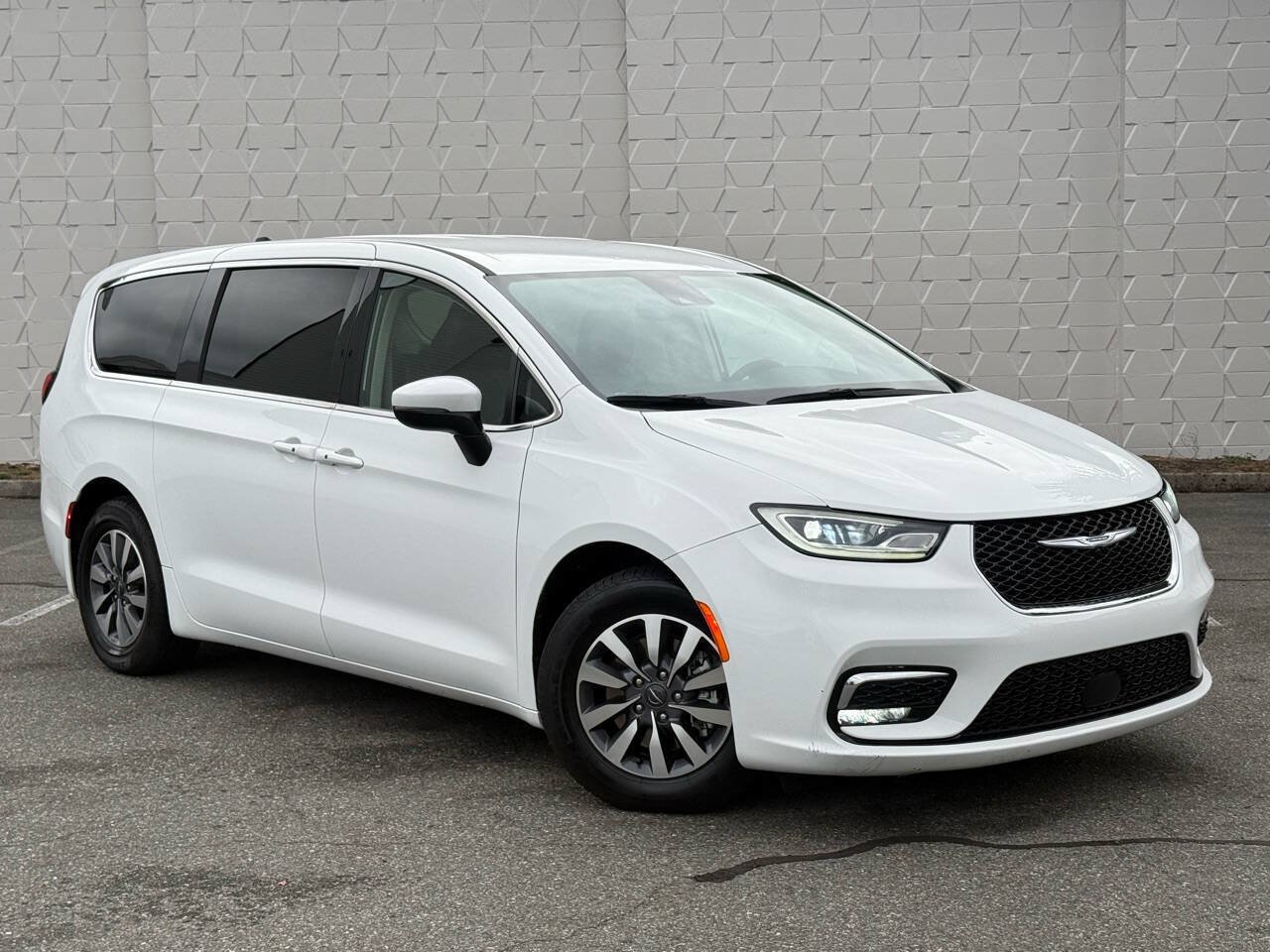 Used 2023 Chrysler Pacifica Touring-L FWD image 3