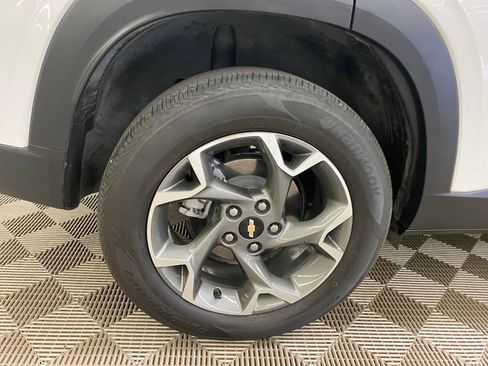 Used 2025 Chevrolet Trax LT FWD image 11
