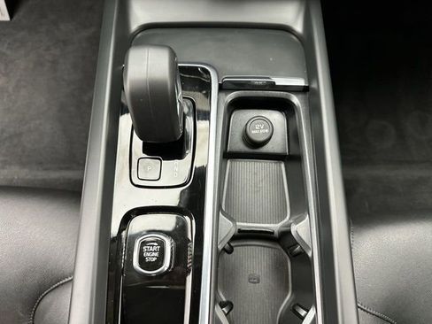 Used 2025 Volvo XC60 B5 Core image 19