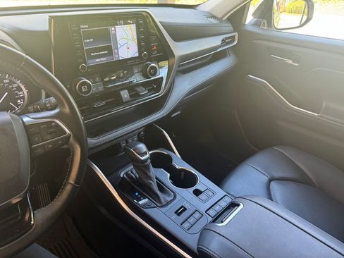 Used 2021 Toyota Highlander XLE image 30
