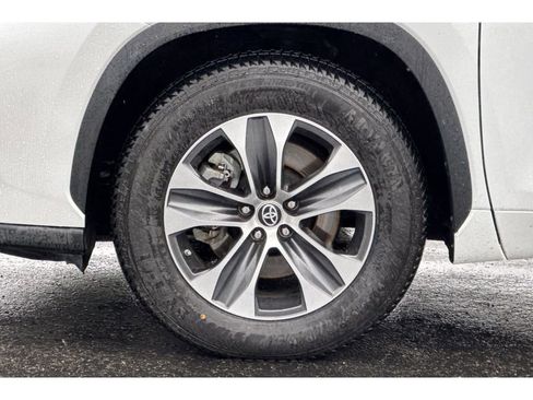 Certified 2023 Toyota Highlander XLE image 32