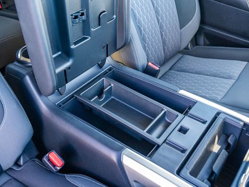 Used 2024 Nissan Titan SV w/ SV Convenience Package image 12