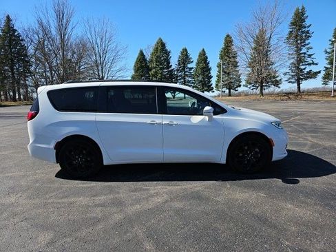 Used 2021 Chrysler Pacifica Limited w/ Uconnect Theater Family Group AWD/4WD image 7