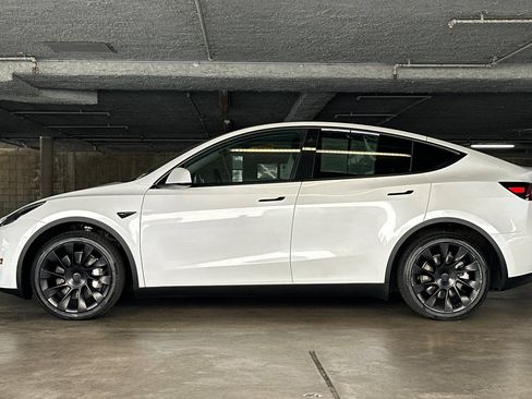 Used 2023 Tesla Model Y Long Range AWD/4WD image 7
