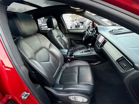 Used 2018 Porsche Macan GTS w/ Premium Package Plus image 31