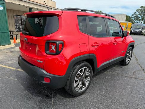 Used 2017 Jeep Renegade Latitude w/ Cold Weather Group FWD image 3