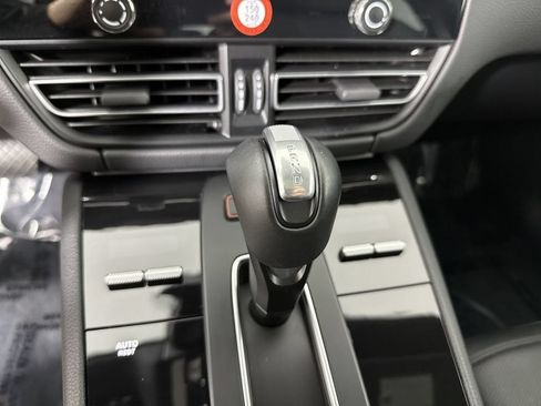 Certified 2025 Porsche Macan Turbo AWD/4WD image 32