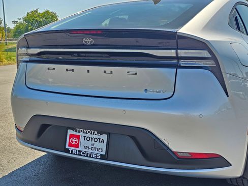 Used 2026 Toyota Prius Plug-In Hybrid FWD image 13