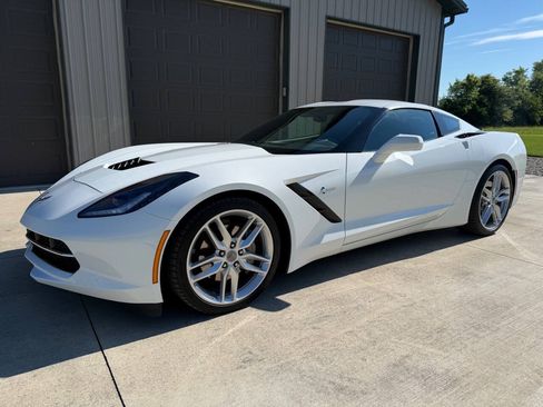 Used 2019 Chevrolet Corvette Stingray Coupe w/ 1LT RWD image 1
