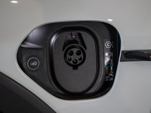 New 2025 Porsche Taycan 4S image 15