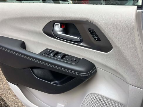 Used 2024 Chrysler Pacifica Touring-L image 23