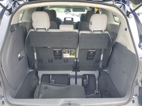 Used 2024 Toyota Sienna LE AWD/4WD image 9