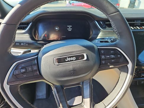 Used 2024 Jeep Grand Cherokee Limited w/ Luxury Tech Group II image 11