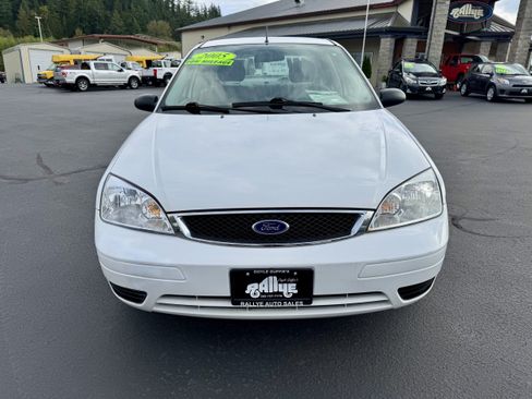 Used 2005 Ford Focus ZX4 Sedan FWD image 2