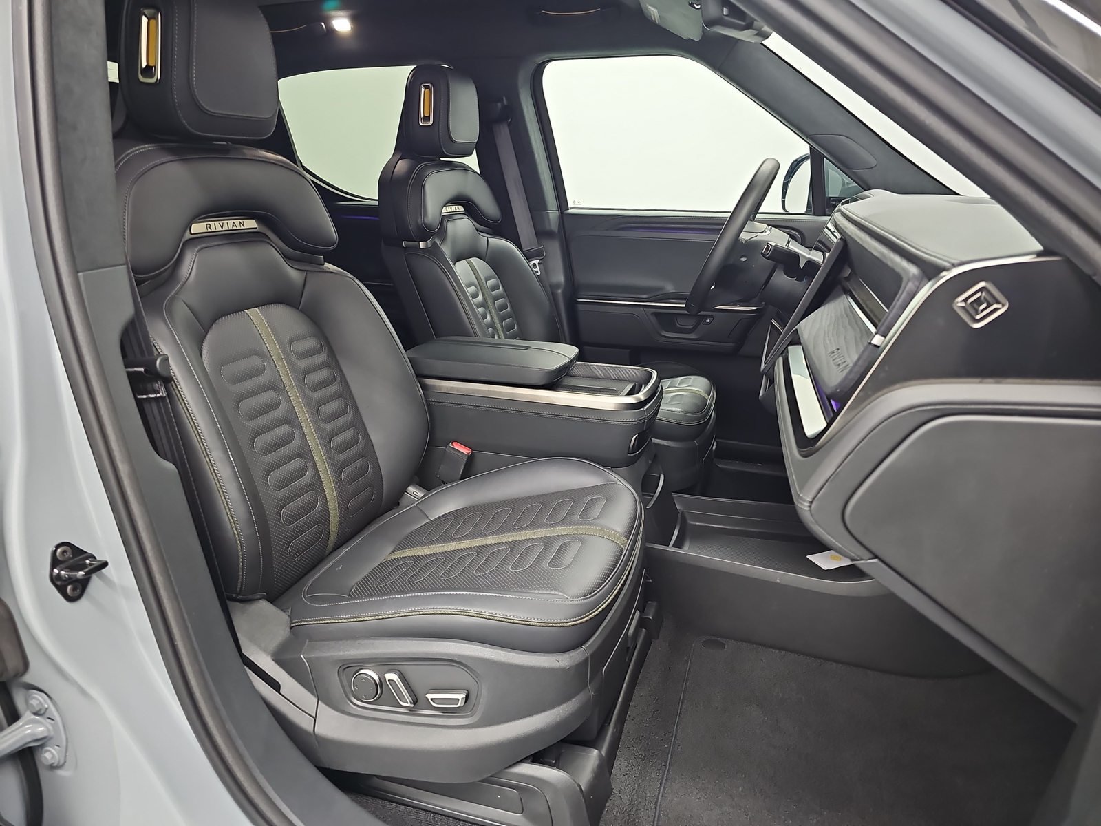 Used 2025 Rivian R1T Adventure Dual AWD/4WD image 23