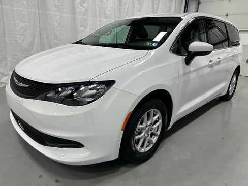 Used 2023 Chrysler Voyager LX image 3