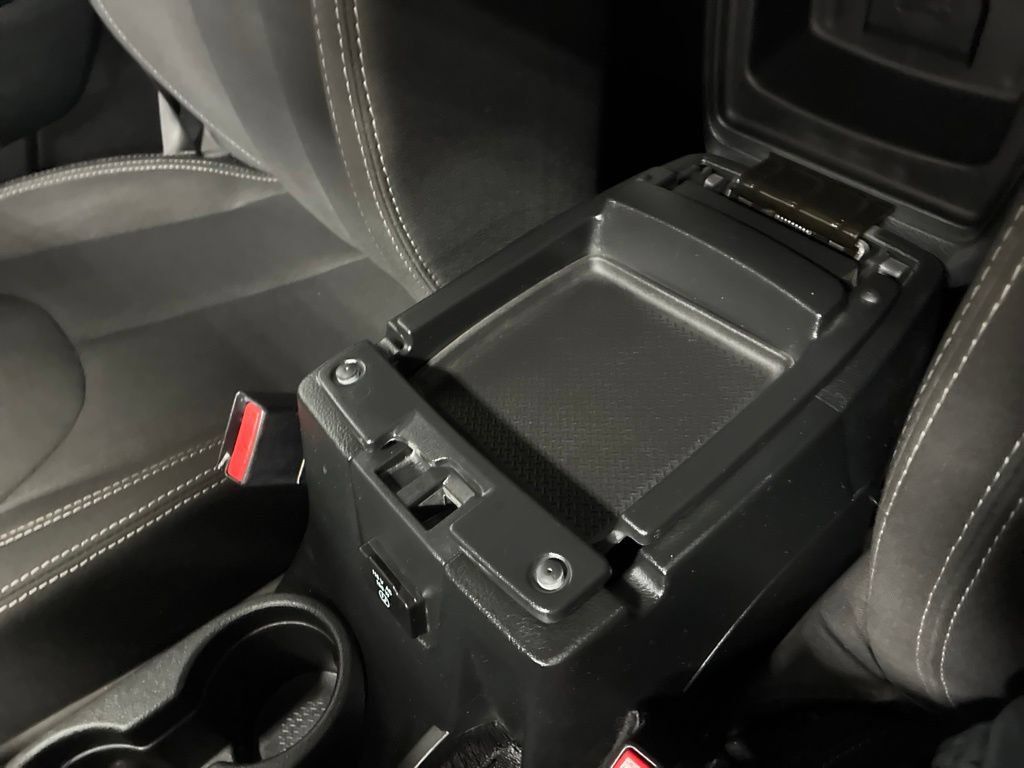 Used 2018 Jeep Wrangler Unlimited Sahara w/ Connectivity Group AWD/4WD image 20