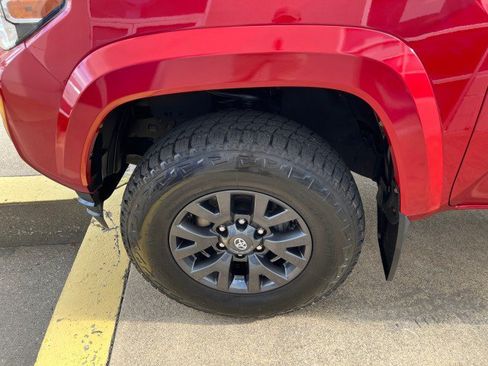 Used 2021 Toyota Tacoma SR5 AWD/4WD image 17