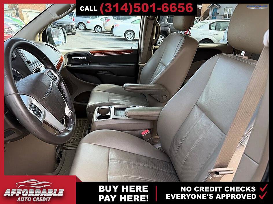 Used 2015 Chrysler Town & Country Touring-L FWD image 11
