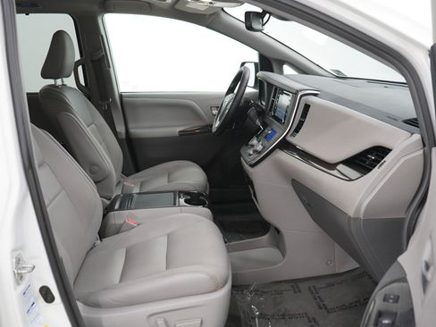 Used 2019 Toyota Sienna XLE Premium AWD/4WD image 11