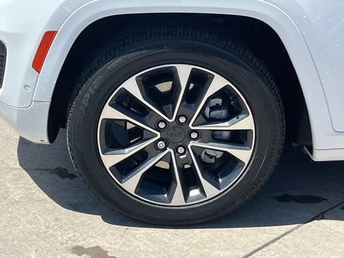 Used 2022 Jeep Grand Cherokee Overland w/ Luxury Tech Group IV AWD/4WD image 6