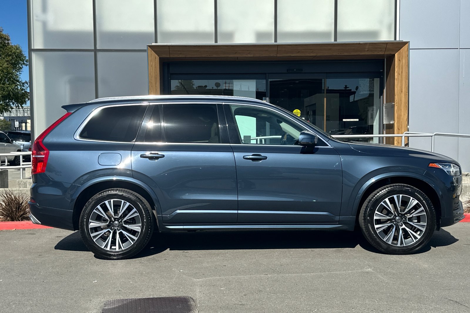 Used 2020 Volvo XC90 T5 Momentum w/ Protection Package Premier AWD/4WD image 8