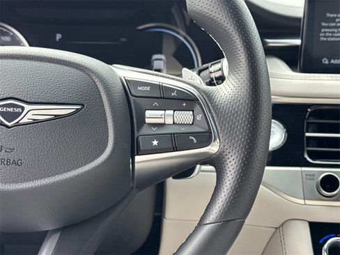 Used 2025 Genesis G70 2.5T image 16