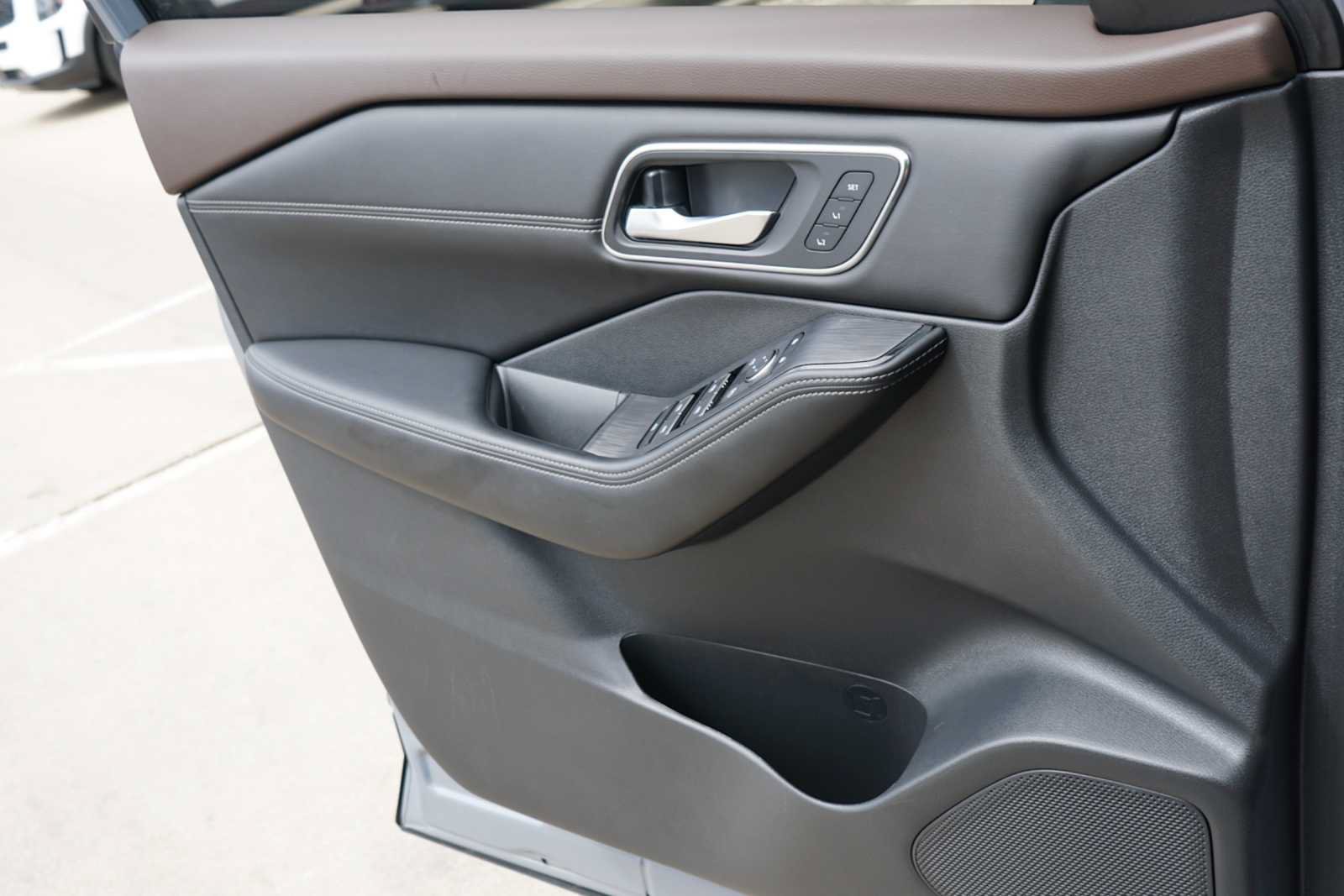 Used 2023 Nissan Rogue Platinum w/ Platinum Premium Package FWD image 14
