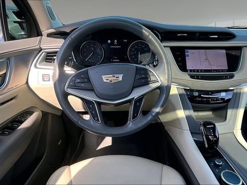 Used 2022 Cadillac XT5 Premium Luxury w/ Technology Package FWD image 5
