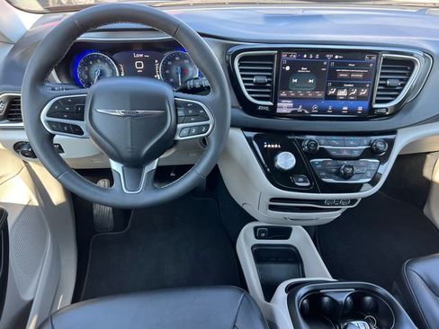 Used 2024 Chrysler Pacifica Touring-L FWD image 2