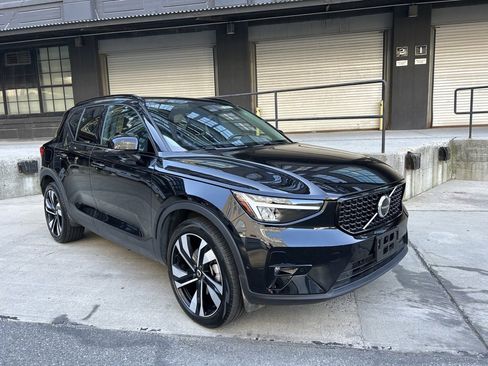 Certified 2025 Volvo XC40 B5 Plus image 2