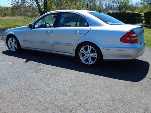 Used 2005 Mercedes-Benz E 500 4MATIC Sedan image 3