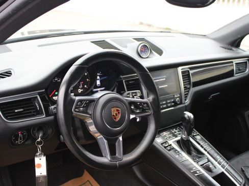 Used 2018 Porsche Macan image 11