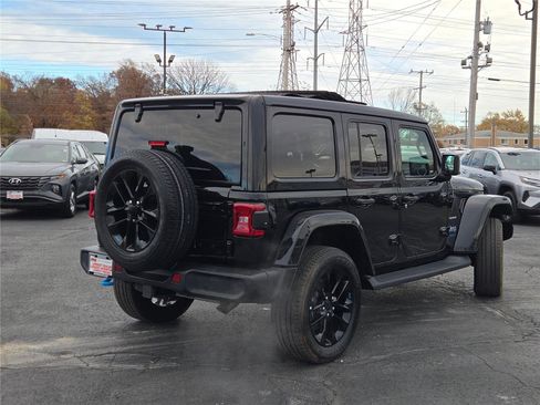 Used 2022 Jeep Wrangler Unlimited Sahara w/ Cold Weather Group image 12