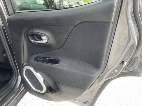 Used 2018 Jeep Renegade Latitude AWD/4WD image 25