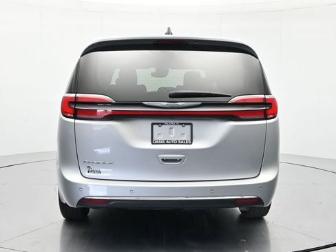 Used 2023 Chrysler Pacifica Touring-L FWD image 6