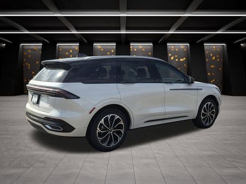 New 2026 Lincoln Nautilus Reserve image 2