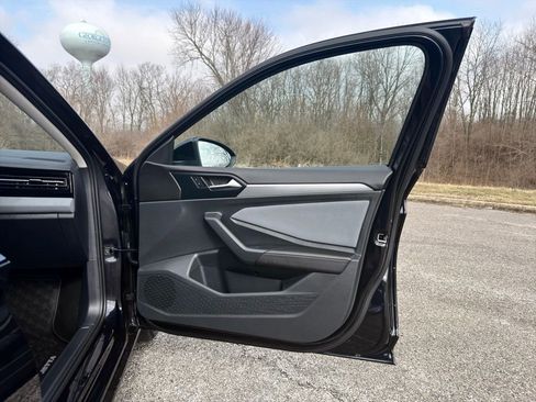 Used 2025 Volkswagen Jetta SE image 29