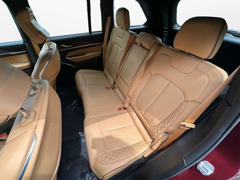 Used 2024 Jeep Grand Cherokee Summit w/ Luxury Tech Group V AWD/4WD image 13