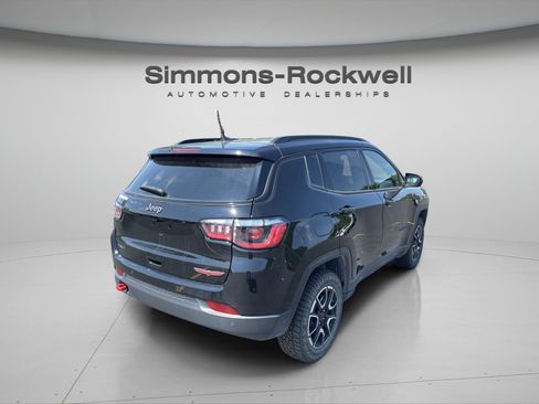 Used 2025 Jeep Compass Trailhawk w/ Trailhawk Convenience Group AWD/4WD image 5