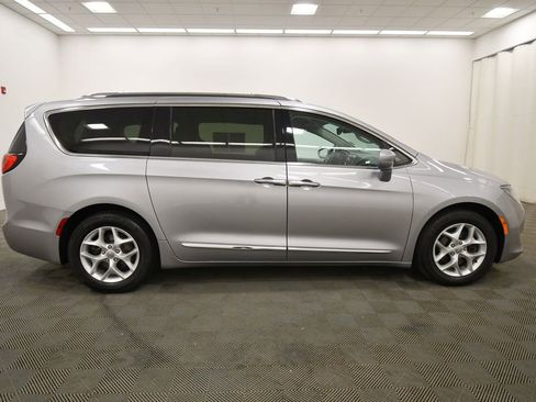 Used 2017 Chrysler Pacifica Touring-L Plus w/ Tire & Wheel Group FWD image 9