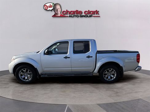 Used 2020 Nissan Frontier SV image 3