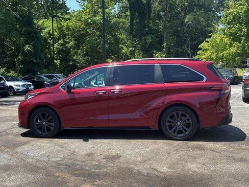 Used 2023 Toyota Sienna XSE w/ XSE Plus Package FWD image 3