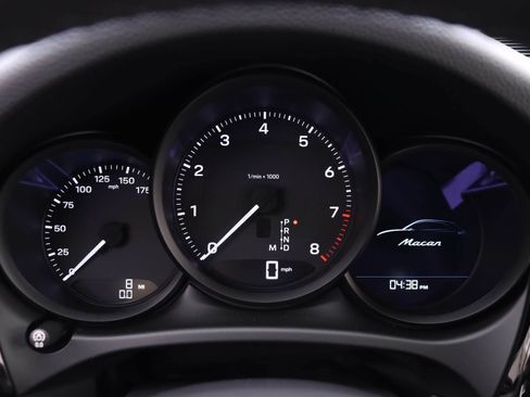 Certified 2024 Porsche Macan image 25