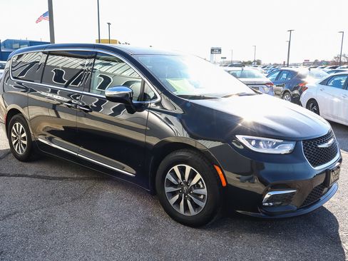 Used 2023 Chrysler Pacifica Limited image 3