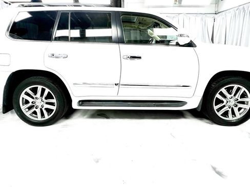 Used 2013 Lexus LX 570 4WD w/ Luxury Pkg image 5