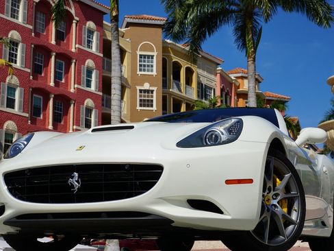 Used 2014 Ferrari California image 53