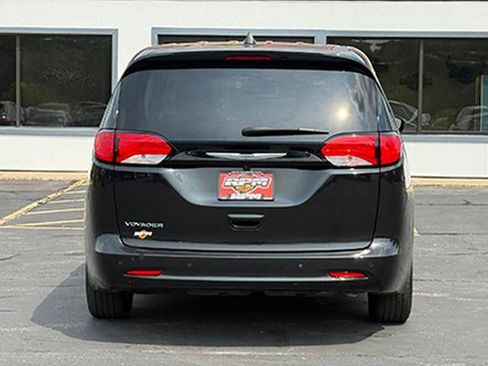 Used 2023 Chrysler Voyager LX FWD image 9